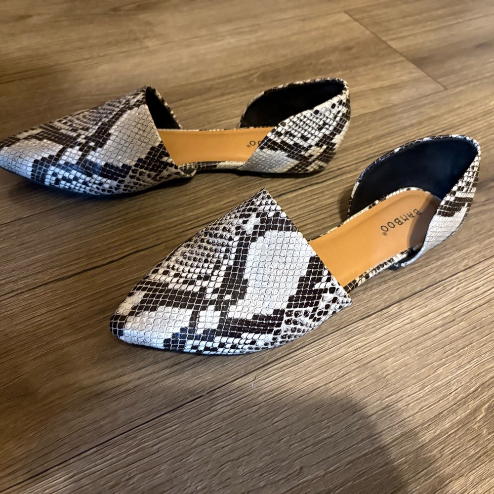 BAMBOO Women's Black and White Snakeskin Loafers